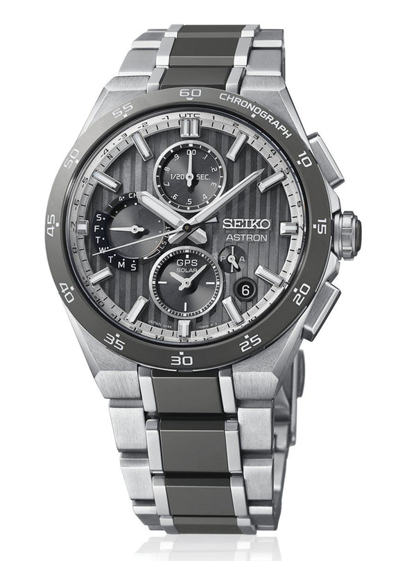 Metallic accents on the outer bezel ring and crown add a distinctive touch, enhancing the watch’s sophisticated character. The decorative bezel edge features grooves aligned with the positions of the twelve dial markers, creating a design that conveys a refined sense of modernity.