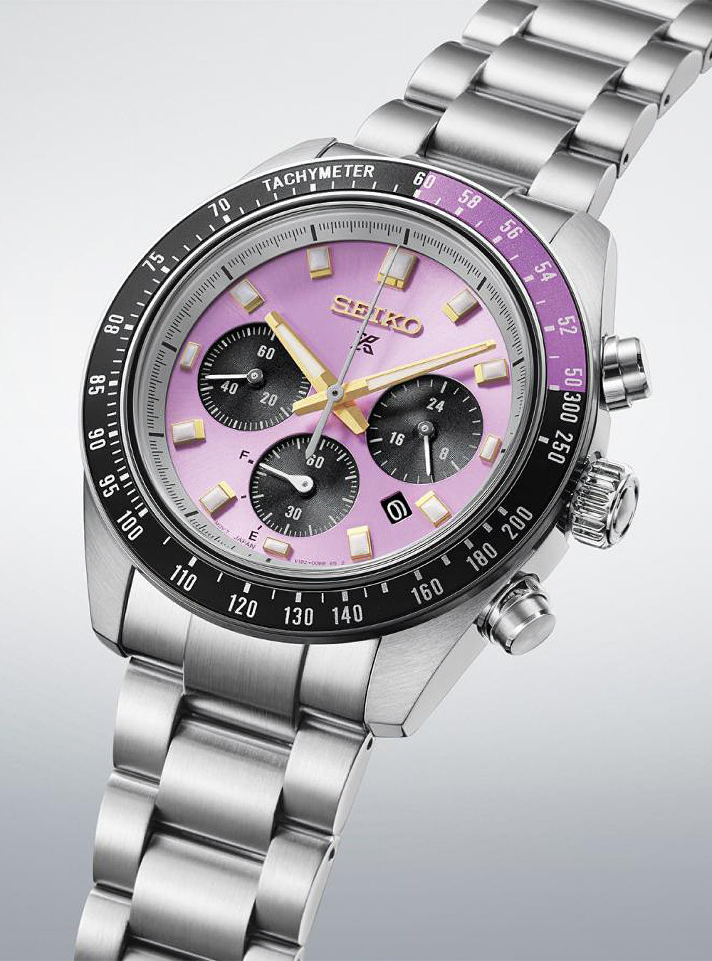This solar chronograph inherits from the iconic designs of the Speedtimer series from the 1960s-70s. A bi-color aluminum bezel with a tachymeter can be found on a famous and highly valued Speedtimer model from the vintage archives.
