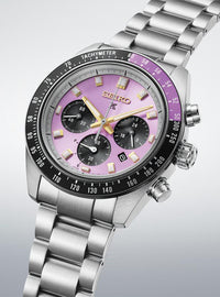 This solar chronograph inherits from the iconic designs of the Speedtimer series from the 1960s-70s. A bi-color aluminum bezel with a tachymeter can be found on a famous and highly valued Speedtimer model from the vintage archives.