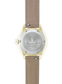 This model comes with an interchangeable strap featuring the popular “Phoebe” pattern from Liberty Fabrics.