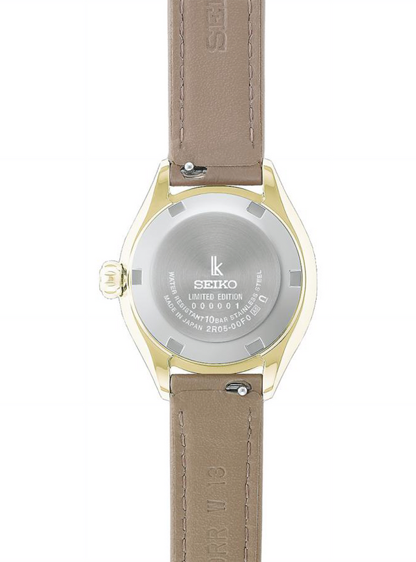 This model comes with an interchangeable strap featuring the popular “Phoebe” pattern from Liberty Fabrics.